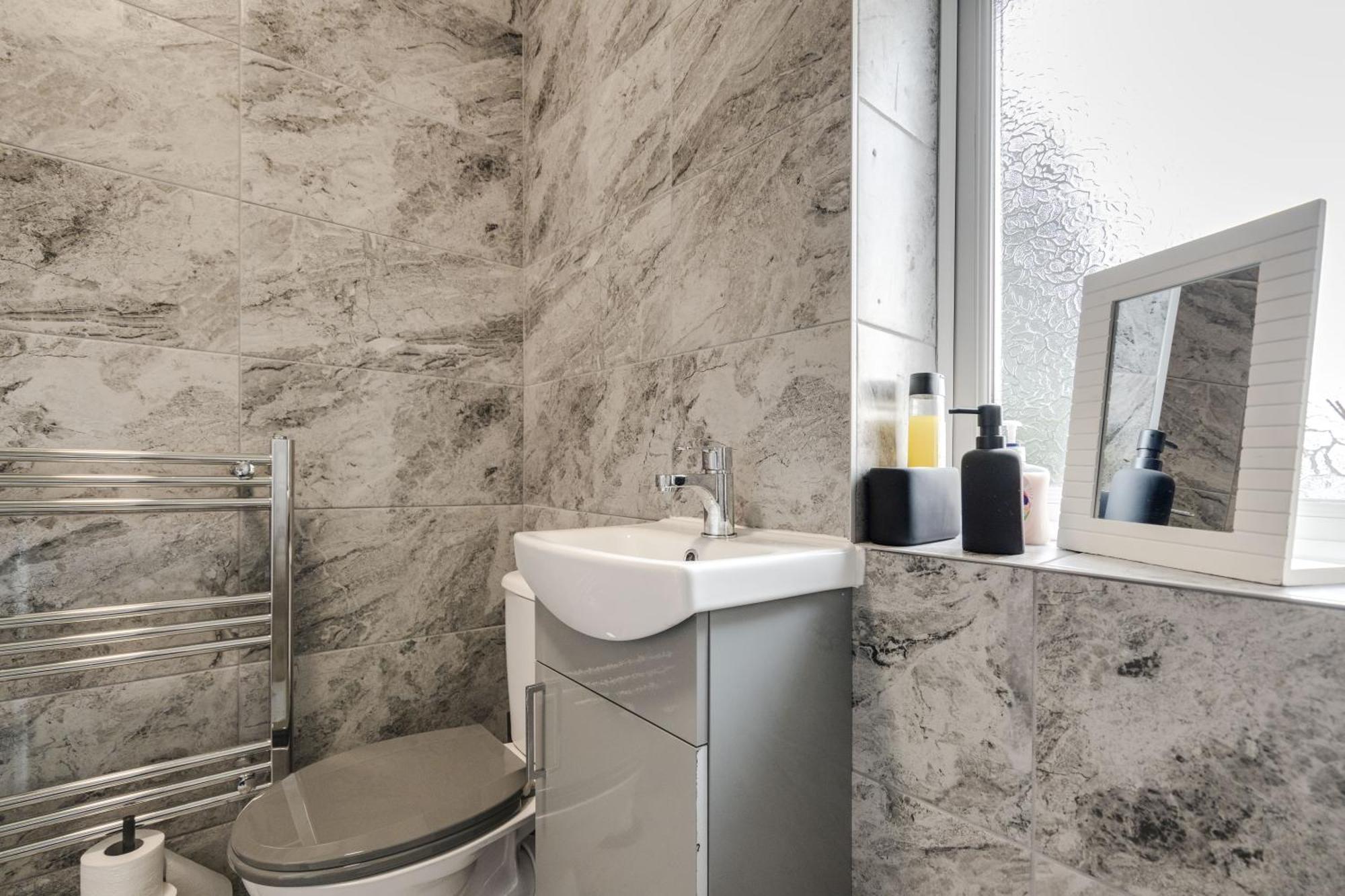 הוילה ווית'נשו Shawe House - 10 Minute Mcr Airport - Free Parking חדר תמונה