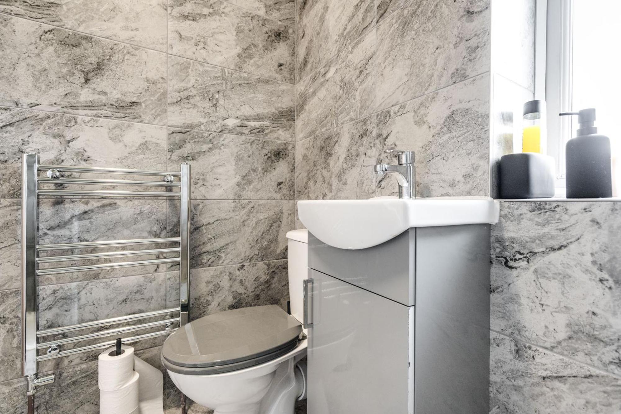 הוילה ווית'נשו Shawe House - 10 Minute Mcr Airport - Free Parking חדר תמונה