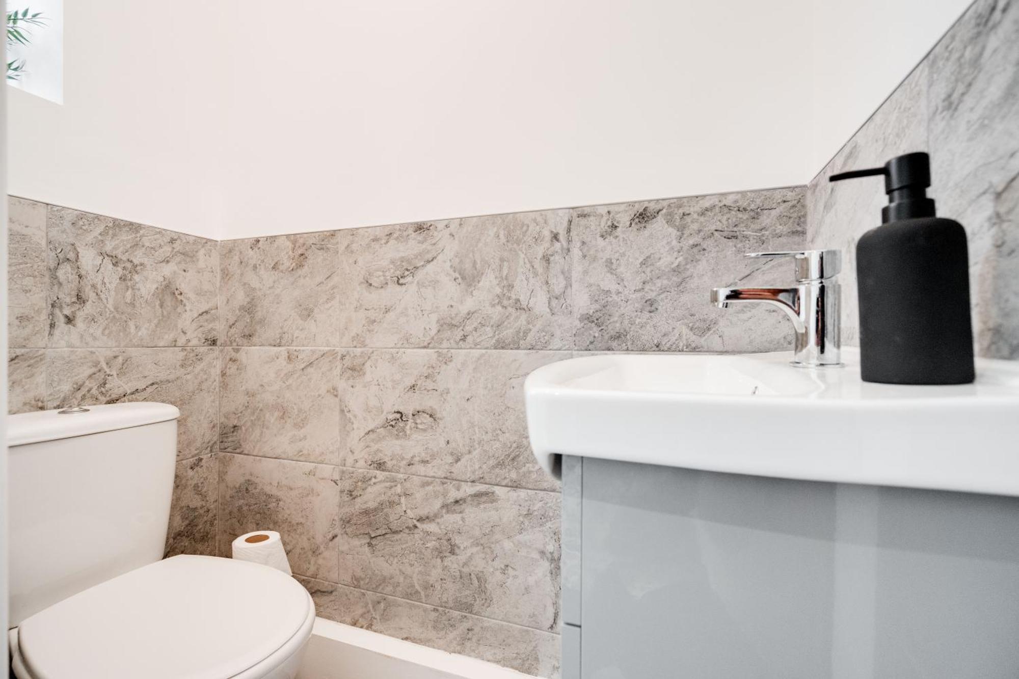 הוילה ווית'נשו Shawe House - 10 Minute Mcr Airport - Free Parking חדר תמונה